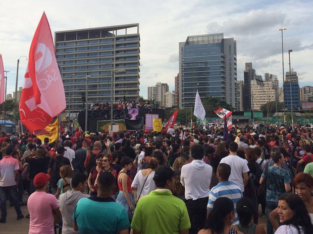 Manifestantes no Largo Batata (Foto: Gabriela Gonçalves/G1)