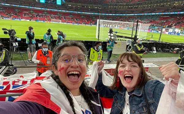 Foto compartilhada pela torcedora inglesa Nina Farooqi nas redes sociais após perder seu emprego, mostrando ela e uma amiga no estádio de Wembley celebrando a vitória da Inglaterra contra a Dinamarca no estádio de Wembley (Foto: Reprodução)