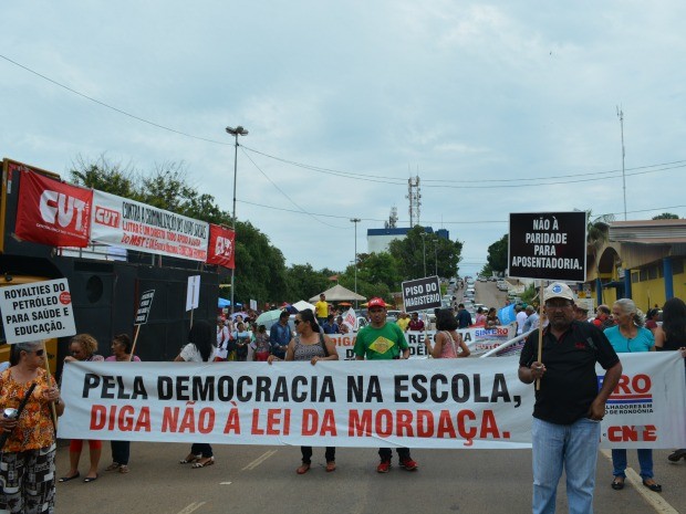 Professores foram para rua protestar contra a PEC do teto dos gastos em Porto Velho (Foto: Hosana Morais/G1)