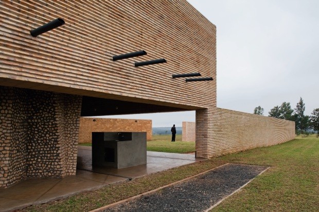 Casa no Paraguai é construída com bloco artesanal (Foto: Leonardo Finotti Architectural P)