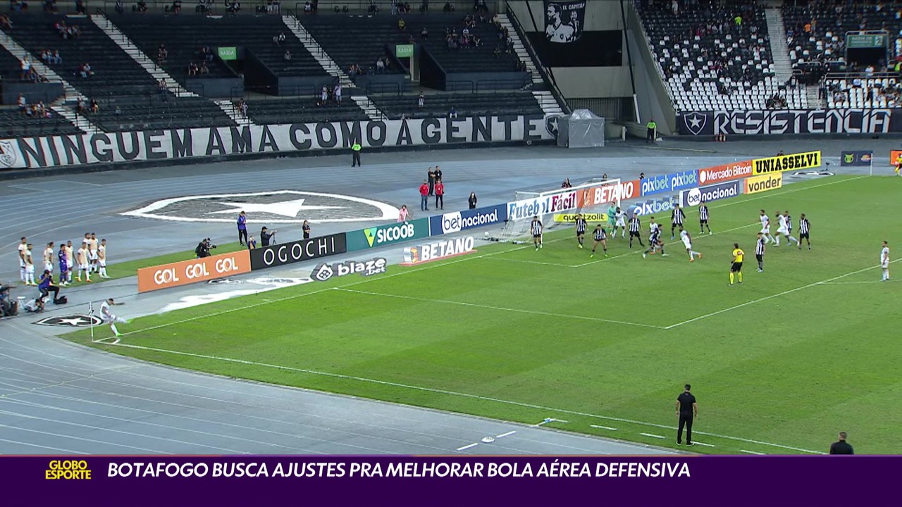 Botafogo busca ajustes para melhorar bola aérea defensiva
