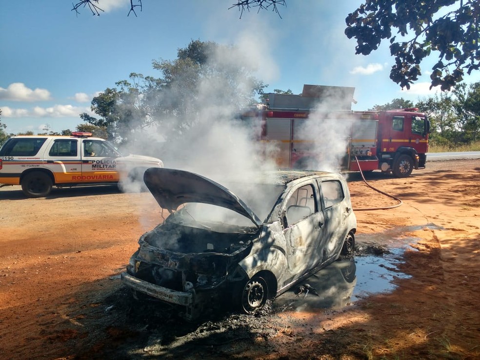 Chamas foram contidas pelos bombeiros na manhÃ£ desta segunda (27) prÃ³ximo a Montes Claros â Foto: Corpo de Bombeiros/DivulgaÃ§Ã£o