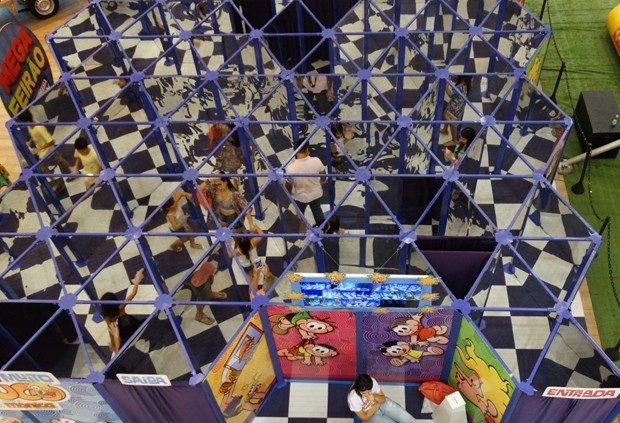 Crianças precisarão se achar no labirinto em meio a muitos espelhos (Foto: Divulgação)