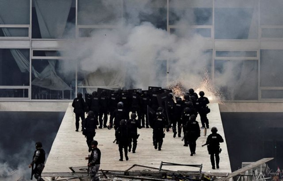 Invasão do Congresso, Planalto e STF em Brasília foi comparada ao ataque ao Capitólio nos EUA em 2021.  — Foto: Reuters via BBC