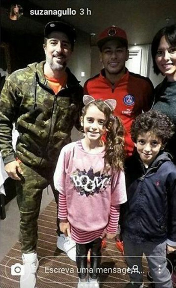 Marcos Mion e a família posam com Neymar (Foto: Reprodução/Instagram)