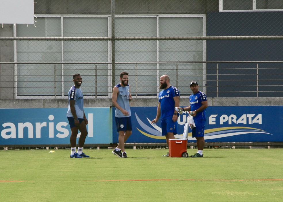 Paulo Miranda e Marcelo Oliveira treinam lado a lado no Grêmio para afinar a parceria — Foto: Matheus Beck