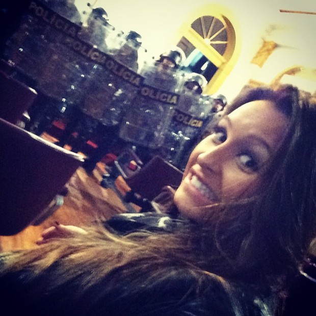 Carla Diaz durante gravação da minissérie 'Plano Alto' (Foto: Reprodução/Instagram)