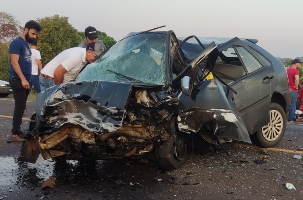 Carros bateram de frente na PR-281, no sudoeste do Paraná — Foto: Anderson Ferreira dos Passos