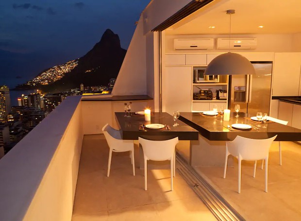 Cozinha na cobertura carioca, com vista para a praia do Leblon (Foto: Airbnb/ Reprodução)