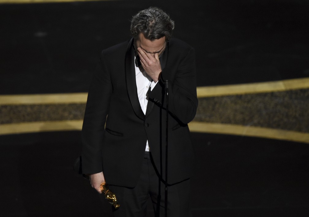 Joaquin Phoenix recebe o Oscar de melhor ator por 'Coringa' — Foto: Chris Pizzello/AP