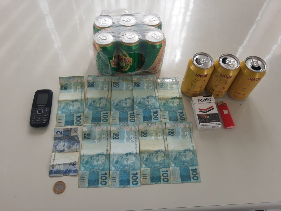 O casal suspeito de furtar moradora usou parte do dinheiro para comprar cerveja e cigarro em Sarutaiá (SP) — Foto: Polícia Militar/Divulgação