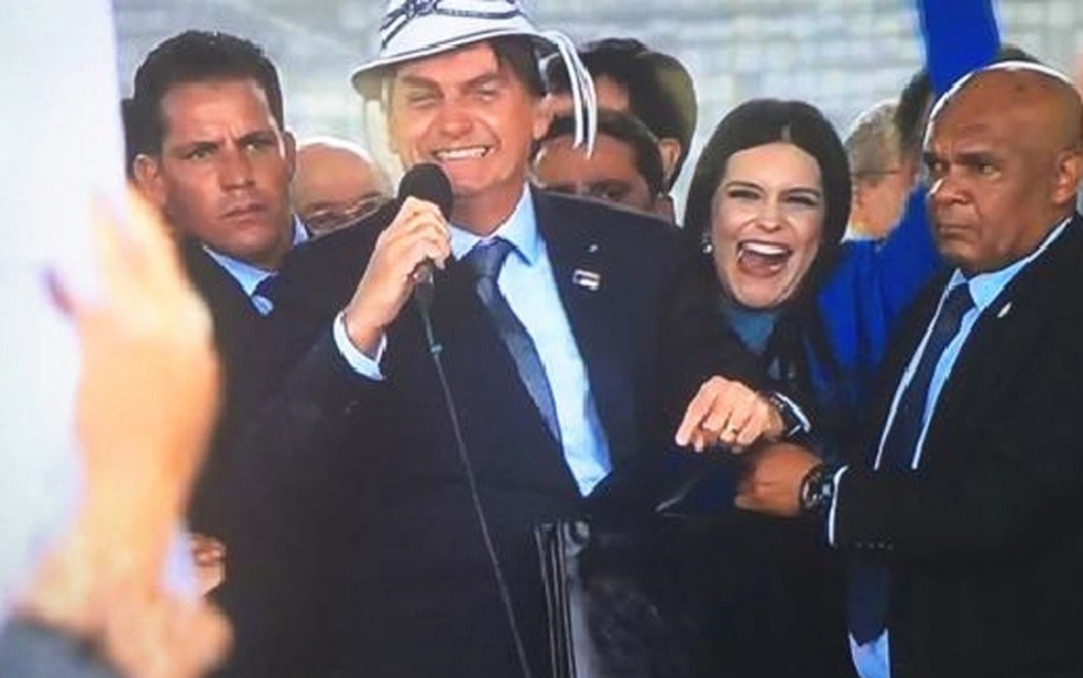 Bolsonaro veste chapÃ©u de vaqueiro durante evento em VitÃ³ria da Conquista, na Bahia â?? Foto: ReproduÃ§Ã£o/TV Bahia
