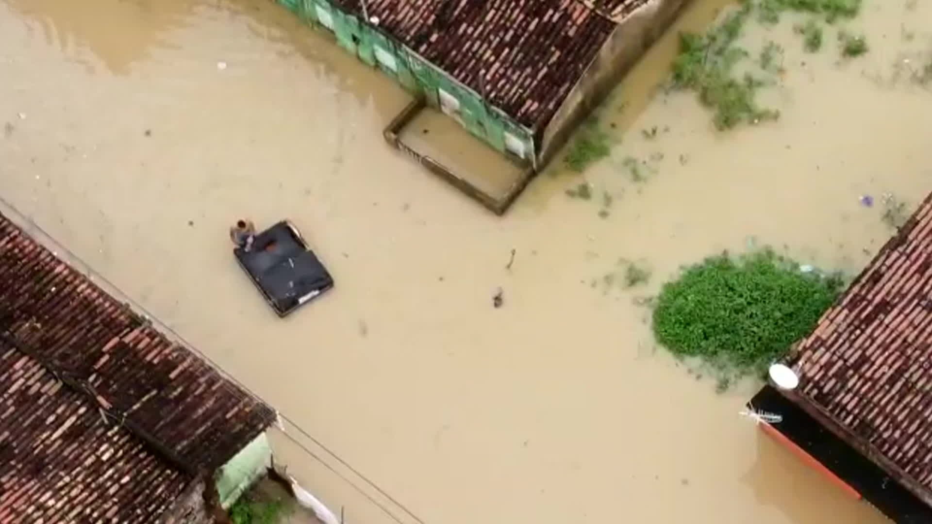 Com registro de chuvas fortes, moradores precisam deixar casas e estradas têm bloqueios em Pernambuco