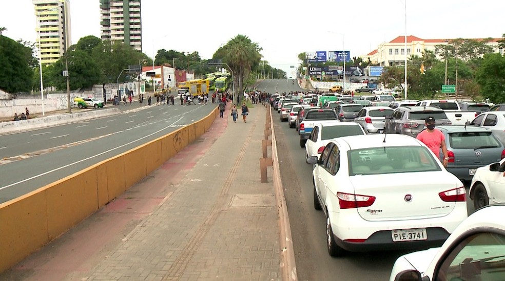 Artistas protestam contra restrições no PI e fecham cruzamentos na Av. Frei Serafim — Foto: Reprodução/TV Clube