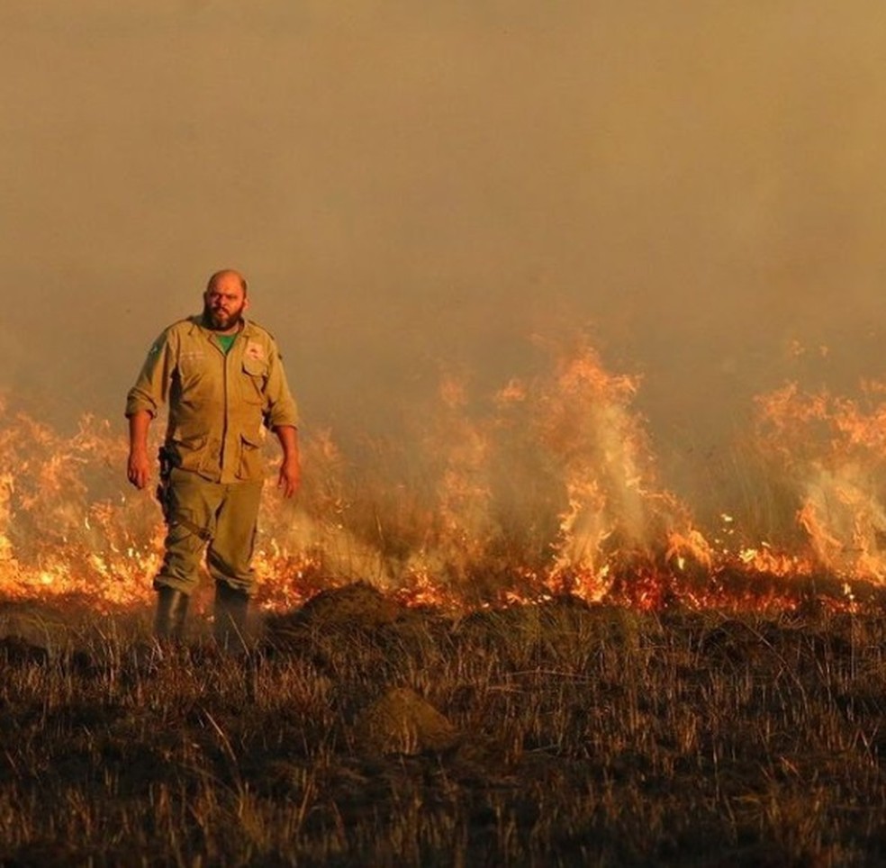 Brigadista do DF Rodrigo Amaral em combate a incêndio — Foto: Arquivo pessoal