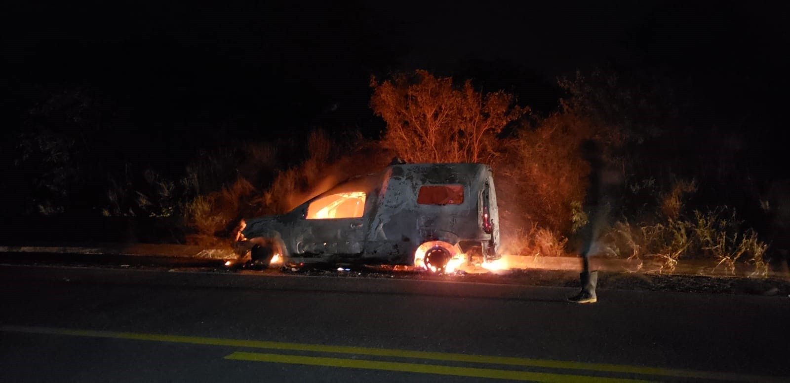 VÍDEO: Ambulância que transportava pacientes incendeia em Inhapi, AL