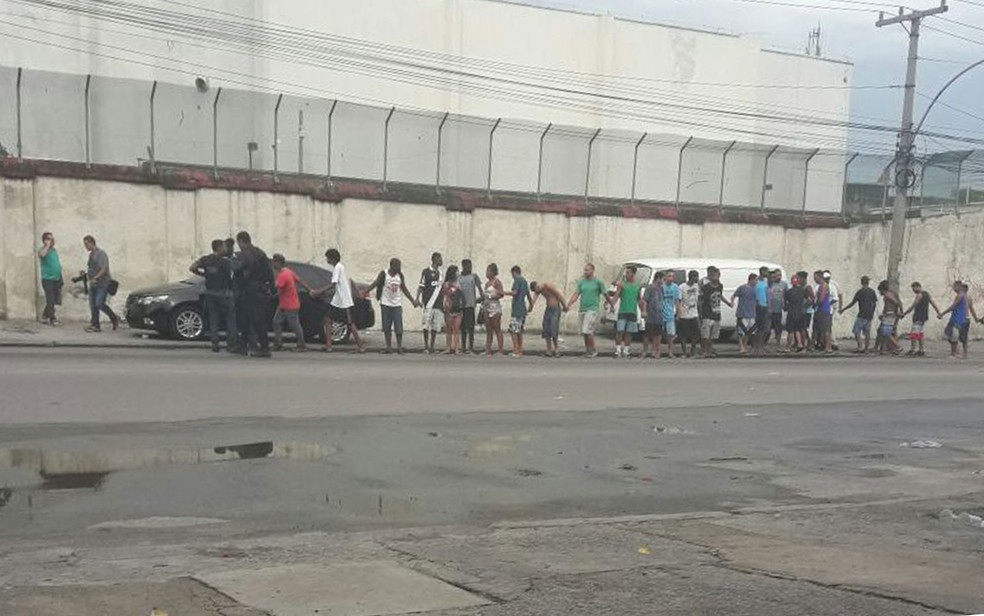 Grupo é levado para a Cidade da Polícia  (Foto: Recebida por WhatsApp)