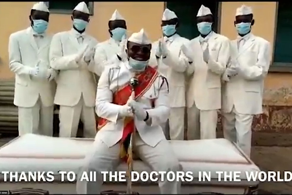 Carregadores de caixão dançarinos de Gana, que viraram meme durante a pandemia de Covid-19, pediram para que as pessoas fiquem em casa — Foto: Reprodução/ Twitter Benjamin Aidoo