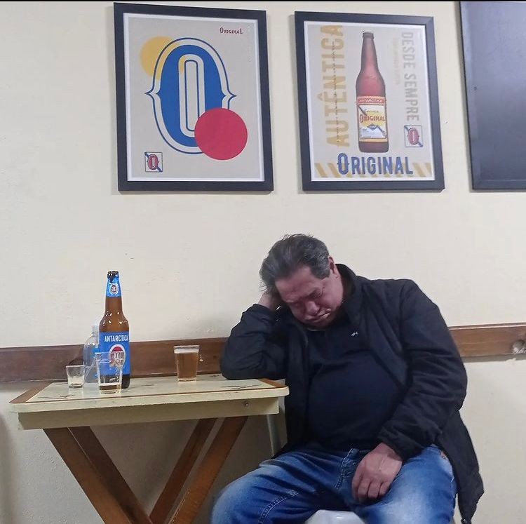 Pedrinho tirando um cochilo no Bar do Dionísio, em Curitiba (Foto: Reprodução Instagram)