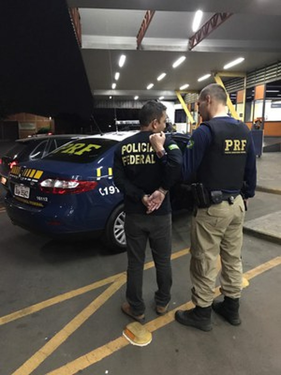 O falso policial estava no terminal rodoviário de Pato Branco, nas imediações da BR-158.   (Foto: Polícia Rodoviária Federal/Divulgação)
