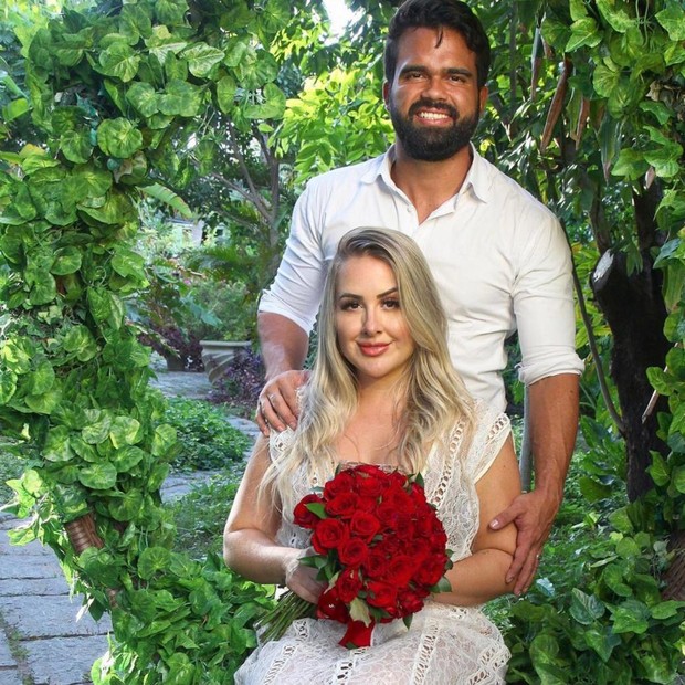Patrícia Leitte, do BBB18, e o médico Lucas Teixeira: Casamento aconteceu um mês depois de namoro ser assumido publicamente (Foto: Reprodução/Instagram)