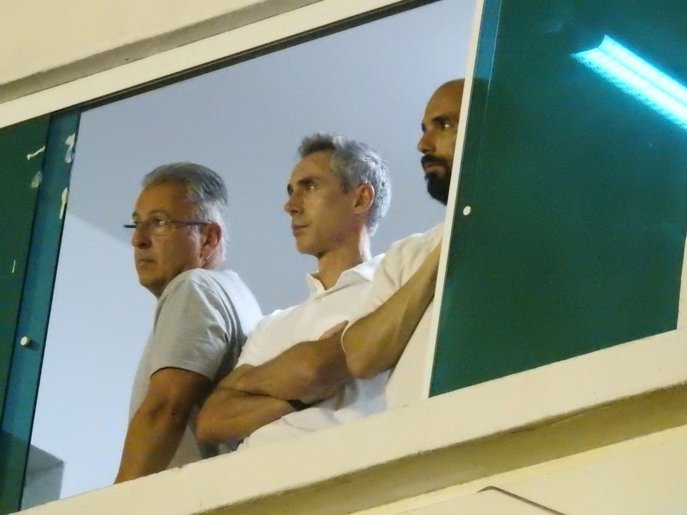 Paulo Grilo, Paulo Sousa e Manuel Cordeiro olham com atenção para o campo defensivo do Flamengo — Foto: Fred Gomes