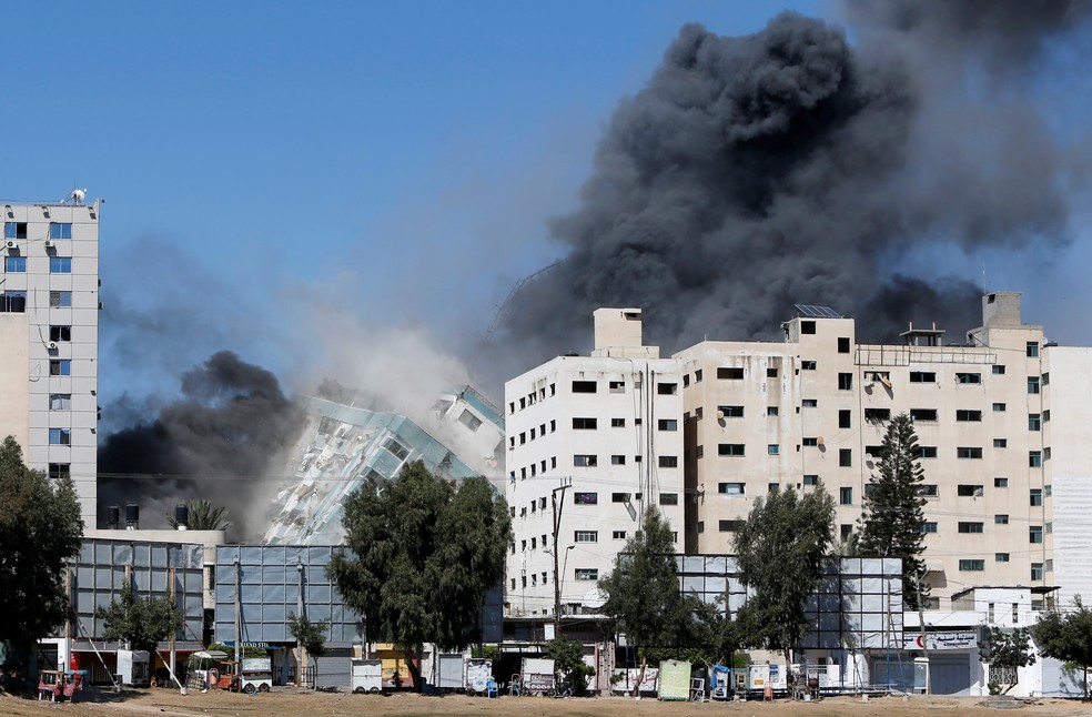 Torre em Gaza que abriga AP e Al Jazeera desmorona após ataque de míssil na cidade de Gaza, em 15 de maio de 2021 — Foto: Mohammed Salem/Reuters
