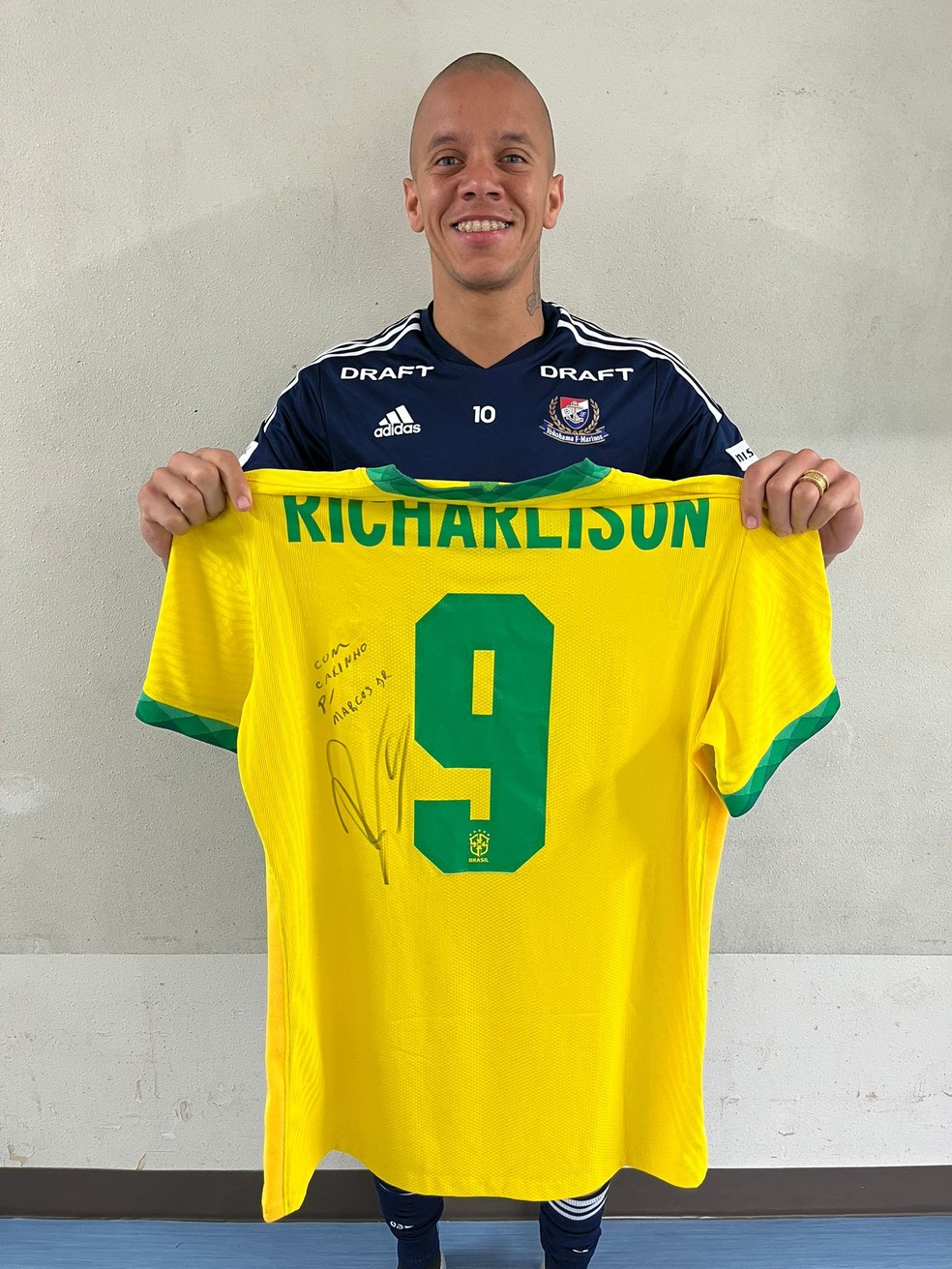 Marcos Junior ganhou camisa de Richarlison no Japão x Brasil — Foto: Divulgação