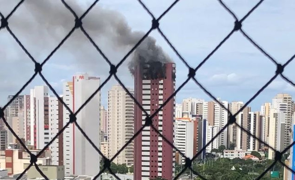 Incêndio atingiu andar de prédio em Fortaleza, na última quarta-feira (22). — Foto: Arquivo pessoal