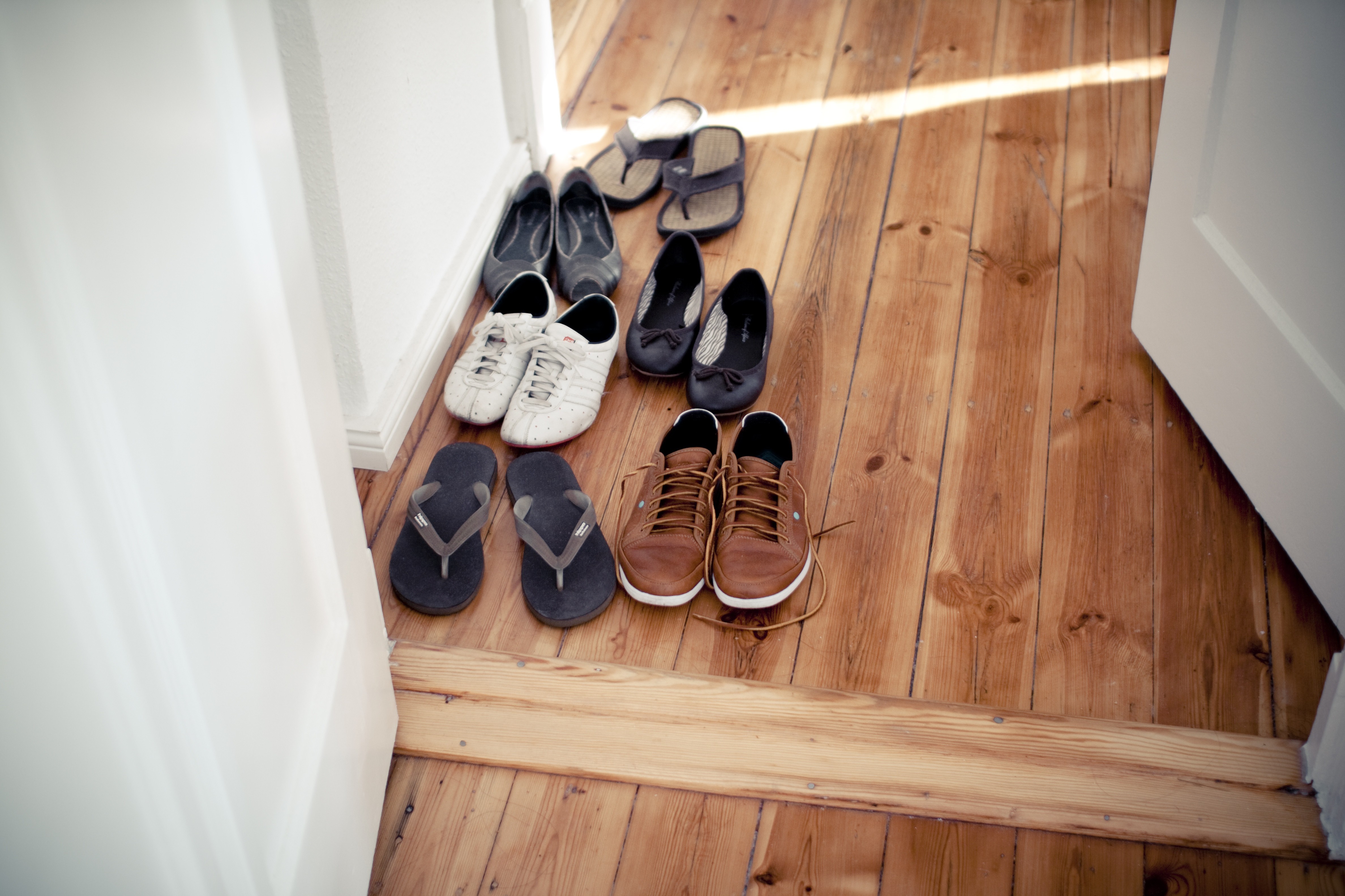 Various shoes in hallway. (Foto: Getty Images)