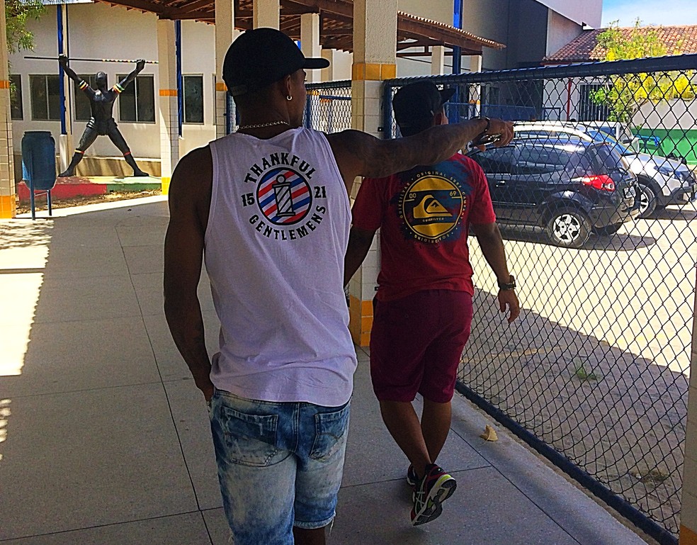 Eduardo se emocionou ao visitar escola da infância (Foto: Viviane Leão/GloboEsporte.com)