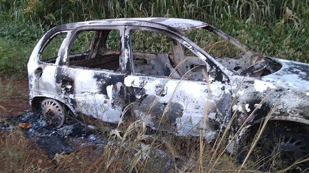 Na tarde de sábado (16), um corpo foi encontrado dentro de um carro queimado em uma estrada rural que fica entre Mandaguari e Marialva — Foto: Portal Notícias de Marialva/Reprodução