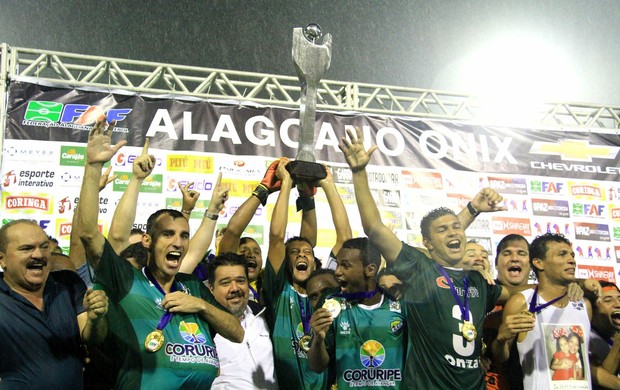 Jogadores do Coruripe levantam a taça do Alagoano (Foto: Ailton Cruz/ Gazeta de Alagoas)