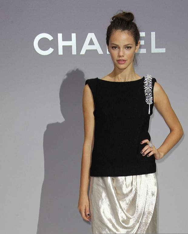 Laura Neiva como embaixadora da Chanel no Brasil (Foto: Reprodução/ Instagram)