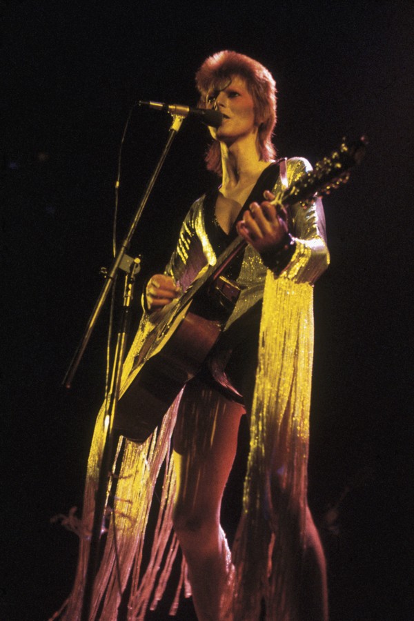 David Bowie performing as Ziggy Stardust at the Hammersmith Odeon, 1973. He is wearing a silver costume with gold tassels by Japanese designer Kansai Yamamoto. (Photo by Debi Doss/Hulton Archive/Getty Images)    (Foto: Getty Images)