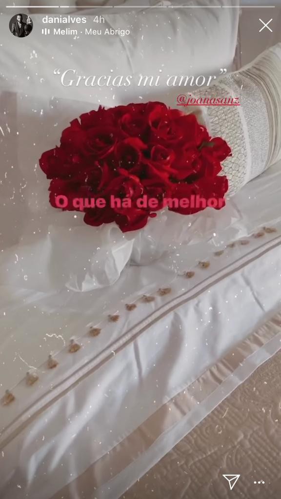 Daniel Alves recebe flores de Joana Sanz (Foto: Reprodução / Instagram)