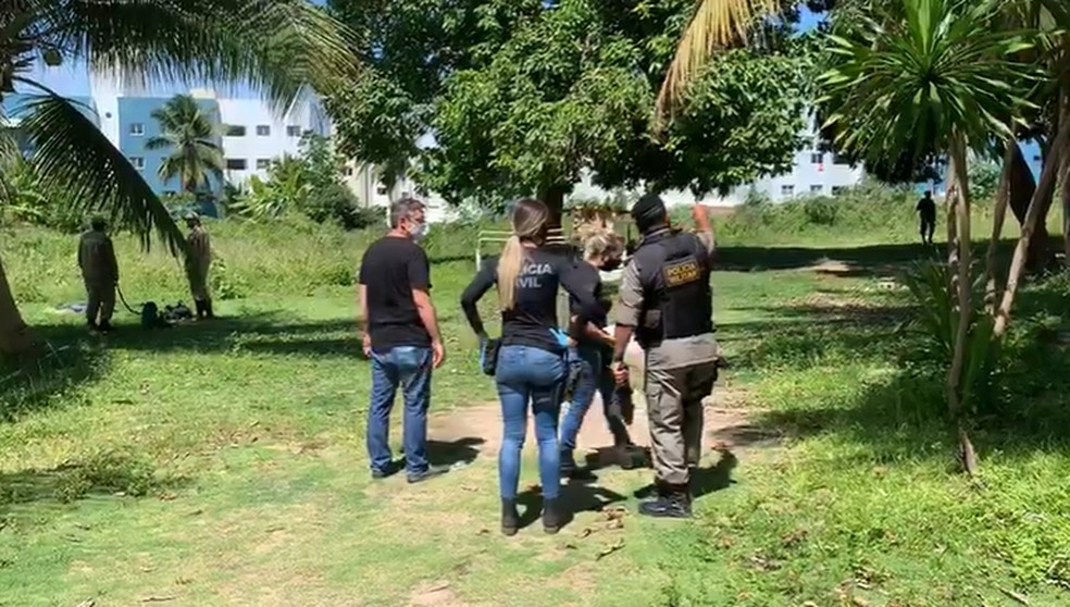 Polícia realiza busca com cães farejadores em terrenos de Gramame, em João Pessoa — Foto: Walter Paparazzo/G1