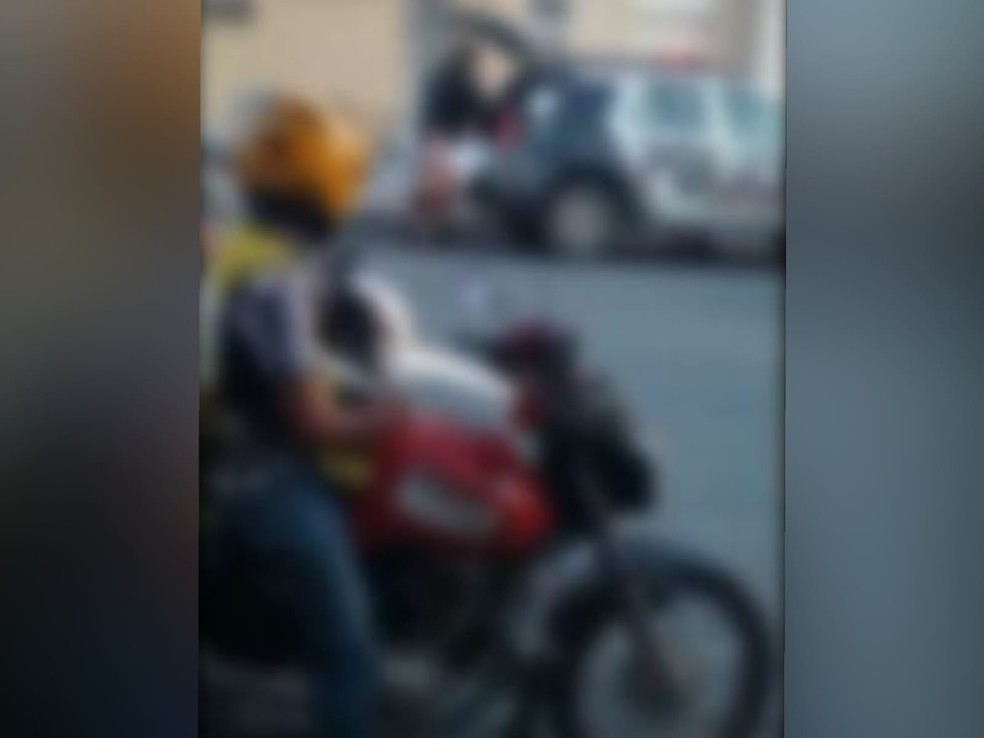 Mulher fica aos gritos e resiste a prisão após invadir comércio e tentar agredir proprietária do local em Sobral. — Foto: Reprodução