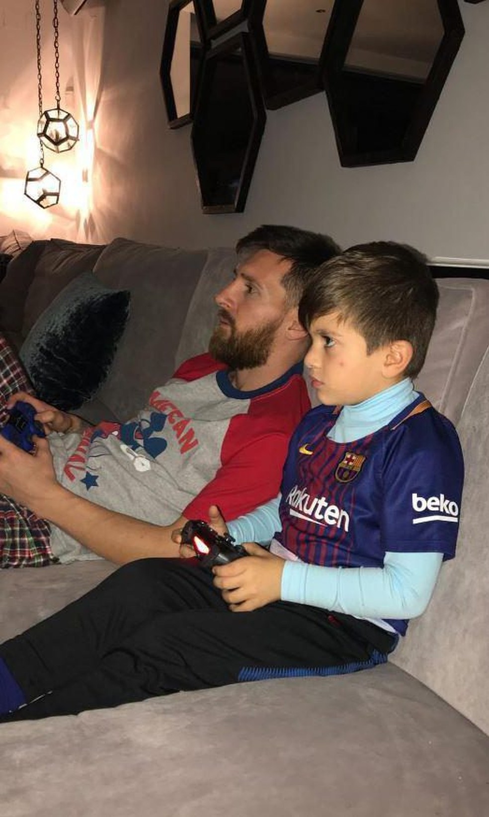 Messi joga 'Fifa 18' com o filho Thiago (Foto: Reprodução/Instagram/antoroccuzzo88)