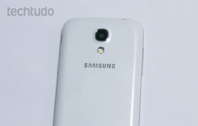 Câmera traseira do Galaxy S4 Mini com flash LED (Foto: Barbara Mannara/TechTudo)