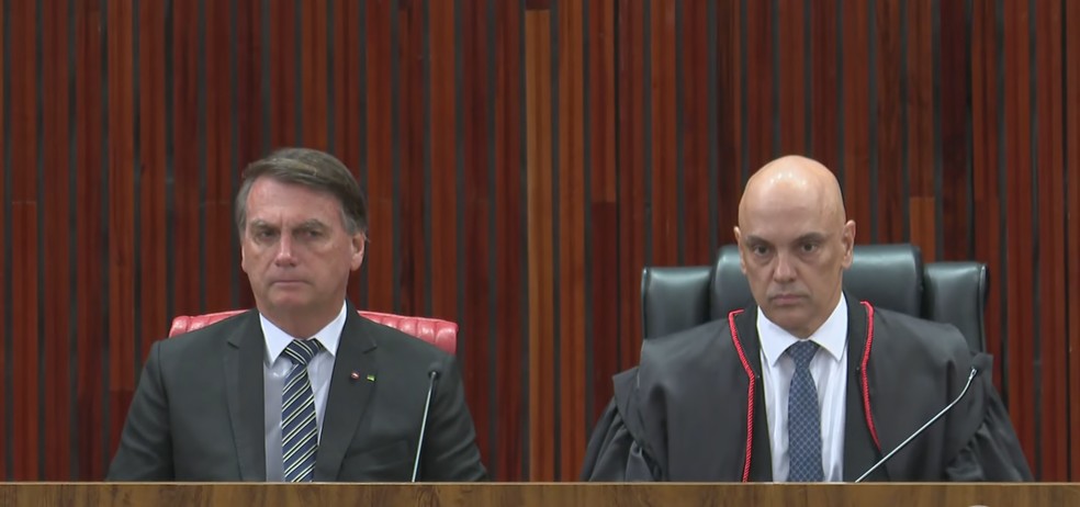 O ex-presidente Jair Bolsonaro e o presidente do TSE, Alexandre de Moraes, em imagem de agosto de 2022 — Foto: Reprodução/TV Globo