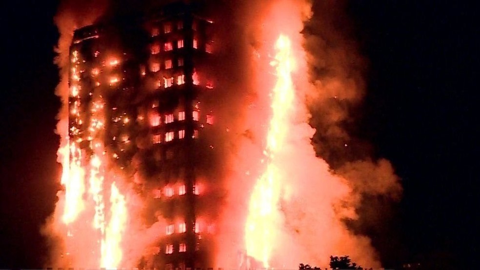 Incêndio na torre Grenfell, em Londres, no ano passado: o revestimento derivado de plástico contribuiu para que o fogo se espalhasse rápido (Foto: Reprodução)