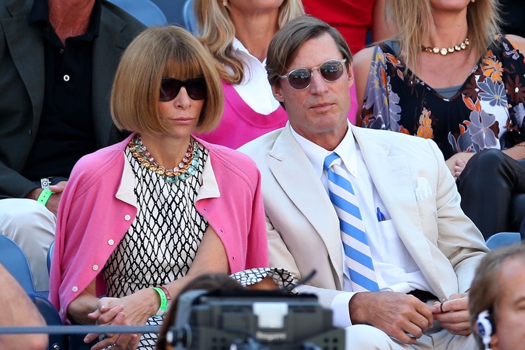 NEW YORK, NY - SEPTEMBER 09:  Editor-in-chief of American Vogue Anna Wintour and Shelby Bryan watch the men's singles semifinal match between Novak Djokovic of Serbia and David Ferrer of Spain on Day Fourteen of the 2012 US Open at USTA Billie Jean King N (Foto: Getty Images)