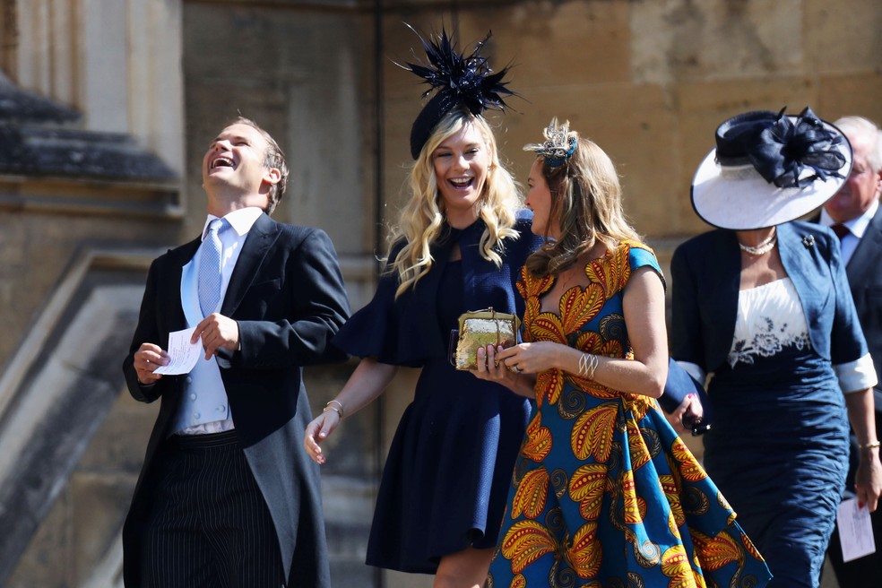 Chelsy Davy, ao centro, ex-namorada de Harry, chega ao casamento em Windsor' (Foto: AP/Ian West)