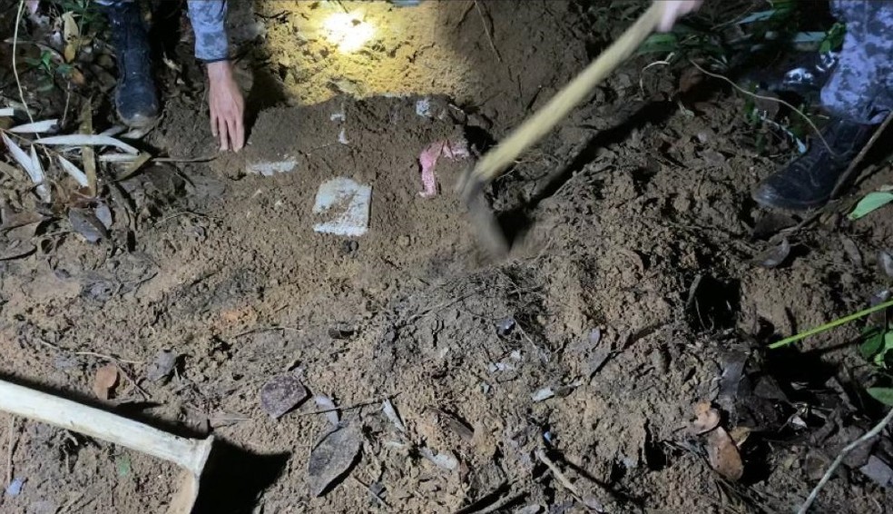 Polícia desenterra droga de cova em Vilhena, RO — Foto: PM/Reprodução