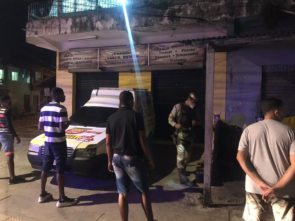 Polícia encerrou festa que acontecia dentro de casa em Ipitanga, Lauro de Freitas — Foto: Polícia Militar/52ª CIPM