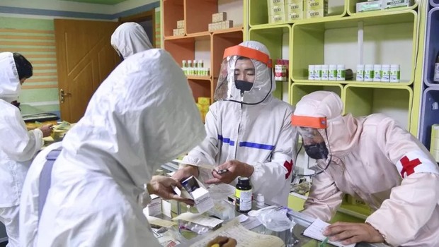 Forças Armadas têm sido usadas para tentar resolver problemas na distribuição de remédios e outros suprimentos de saúde ao redor do país (Foto: REUTERS via BBC)