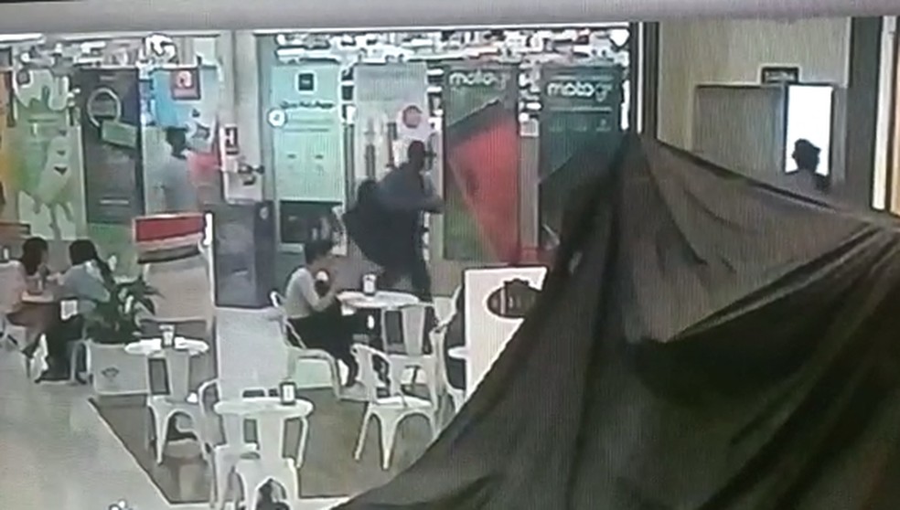 Homens armados assaltam loja de celulares no shopping Jaragu&aacute; &mdash; Foto: Divulga&ccedil;&atilde;o