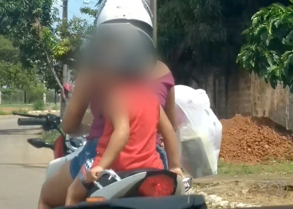 Vídeo mostra criança sendo levada em garupa de motocicleta 