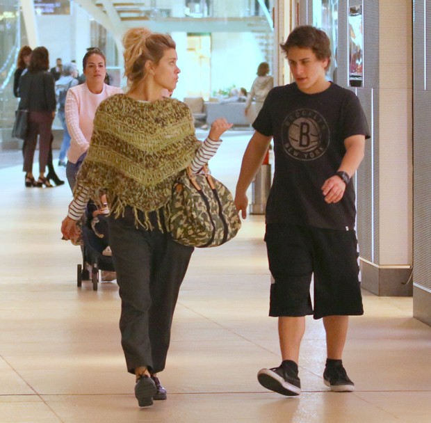 Com Look Despojado, Carol Dieckmann é Clicada Com Filho Durante Passeio ...